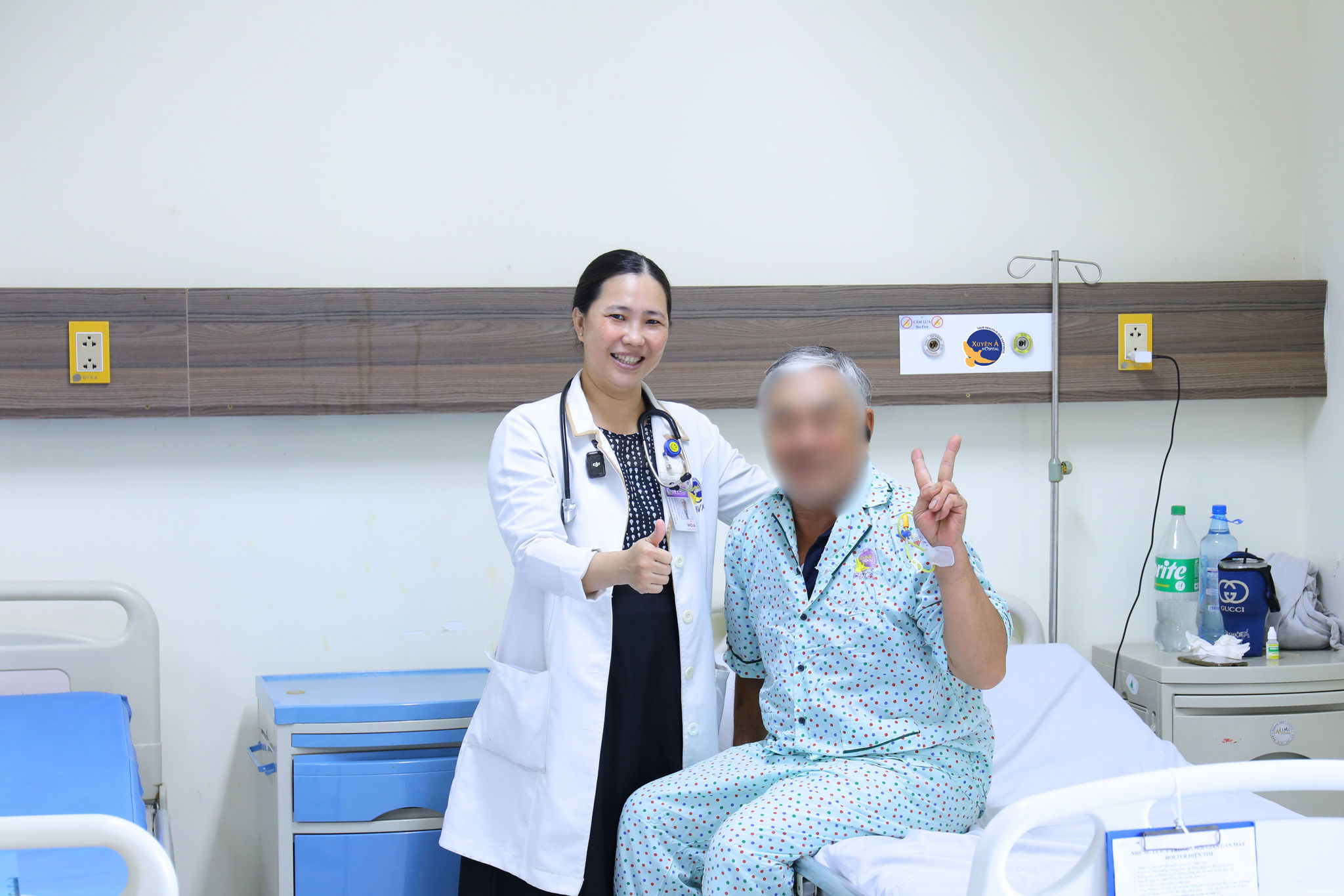 BÁC SĨ THĂM KHÁM BỆNH NHÂN