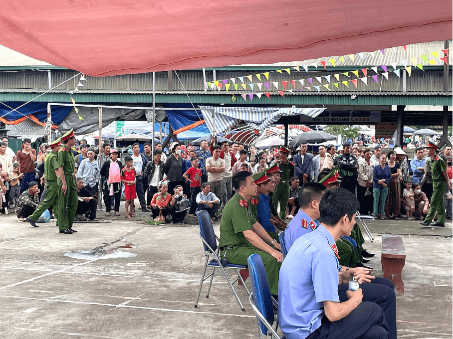 Phian toà thu hút đông đảo quần chúng theo dõi