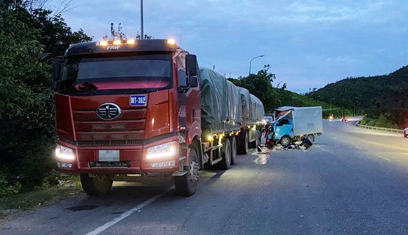 xe tải tông xe đầu kéo