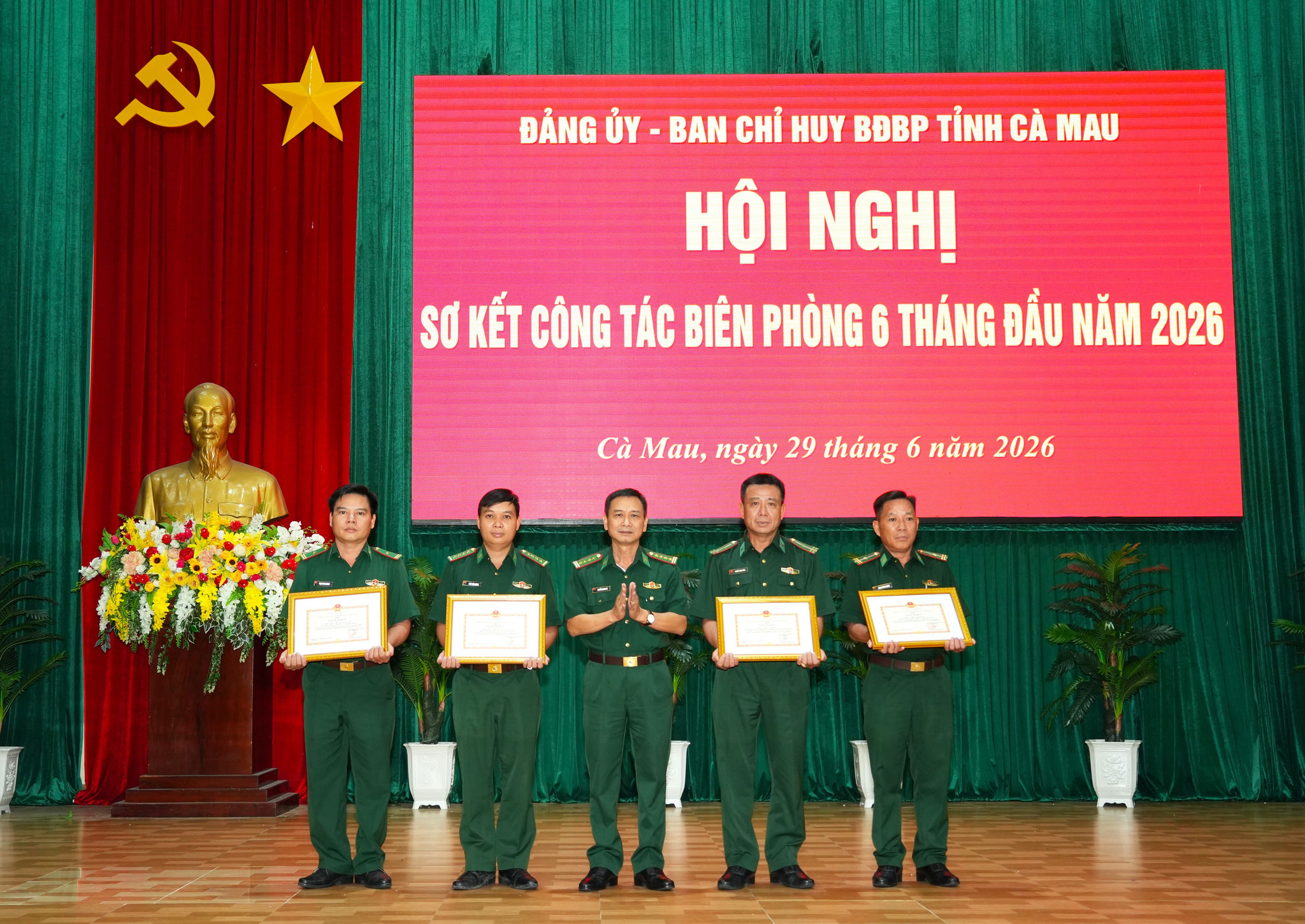 Đại tá Nguyễn Quang Hà, Phó chính ủy BĐBP tỉnh tặng giấy khen cho các cá nhân có thành tích trong chống buôn lậu, gian lận thương mại trên biển.