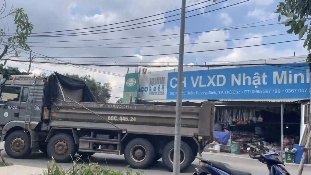 Bất chấp biển cấm 13 tấn ở đường Phước Thiện, xe trọng tải lớn vẫn chạy ầm ầm (ảnh cắt từ clip) (2)