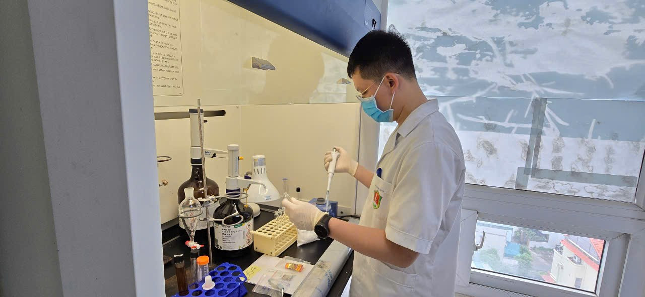 Môi trường làm việc thường xuyên phải tiếp xúc với các chất độc hại.
