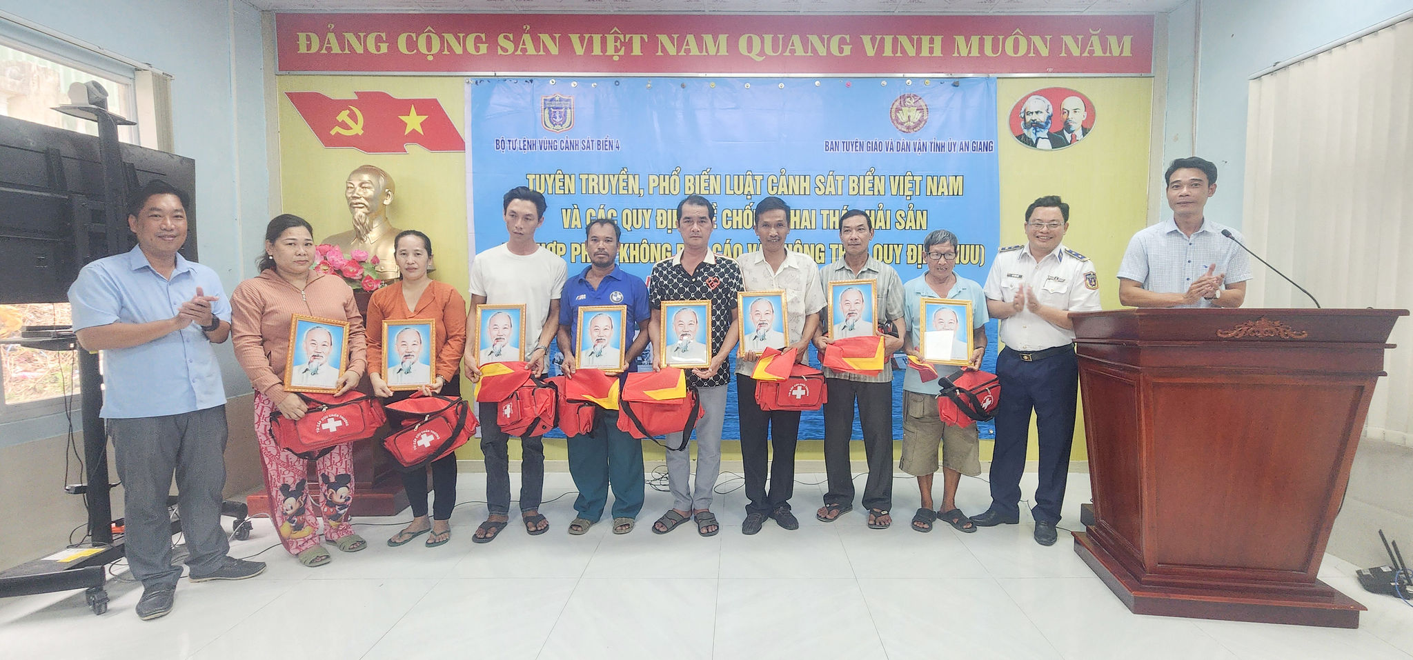 Bộ Tư lệnh Vùng Cảnh sát biển 4 trao tặng cờ Tổ quốc, túi thuốc y tế và ảnh Bác Hồ cho bà con ngư dân trên địa bàn xãđảo Hòn Nghệ, tỉnh An Giang