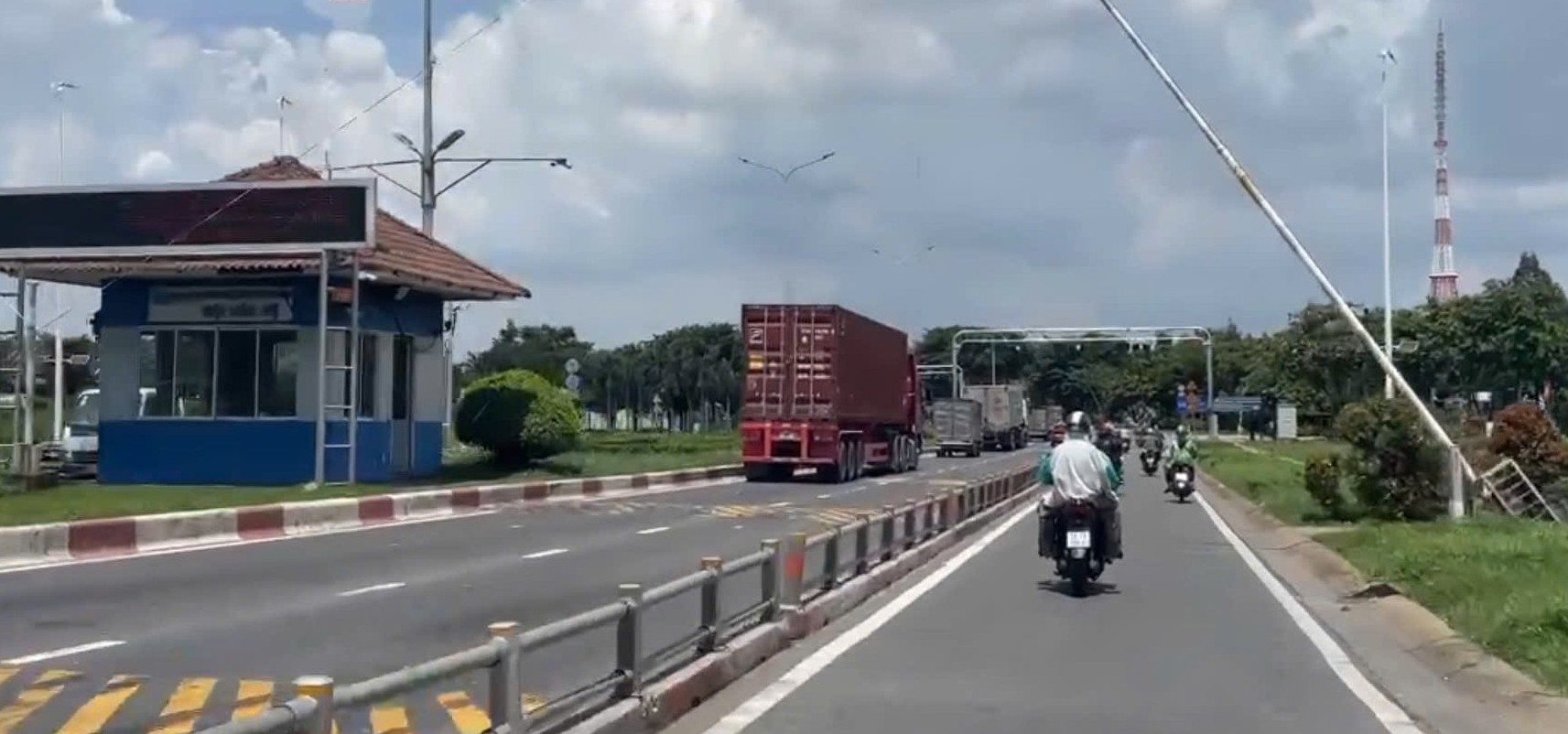 Xe chạy từ Xa lộ Hà Nội vào đường D1 (khu Công Nghệ Cao nhưng không trả hàng hóa hoặc phục vụ cho công nghệ cao (ảnh cắt từ clip)