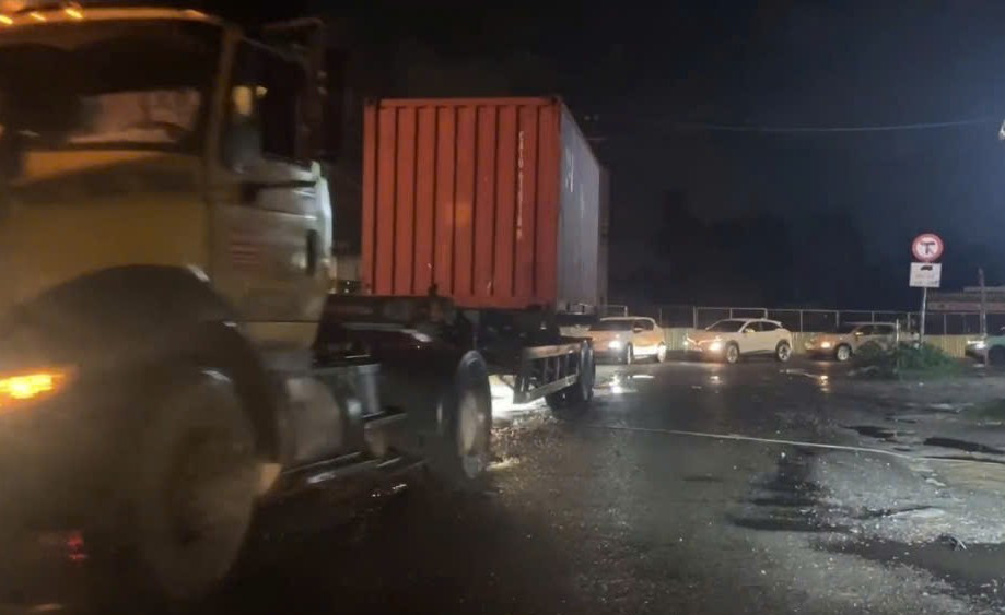 Xe tải trọng lớn lưu thông vào đường có hạn chế tải trọng gây hư hại (ảnh cắt từ video)
