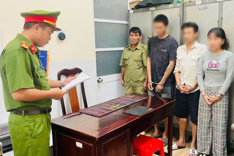 Các đối tượng tại cơ quan Công an.
