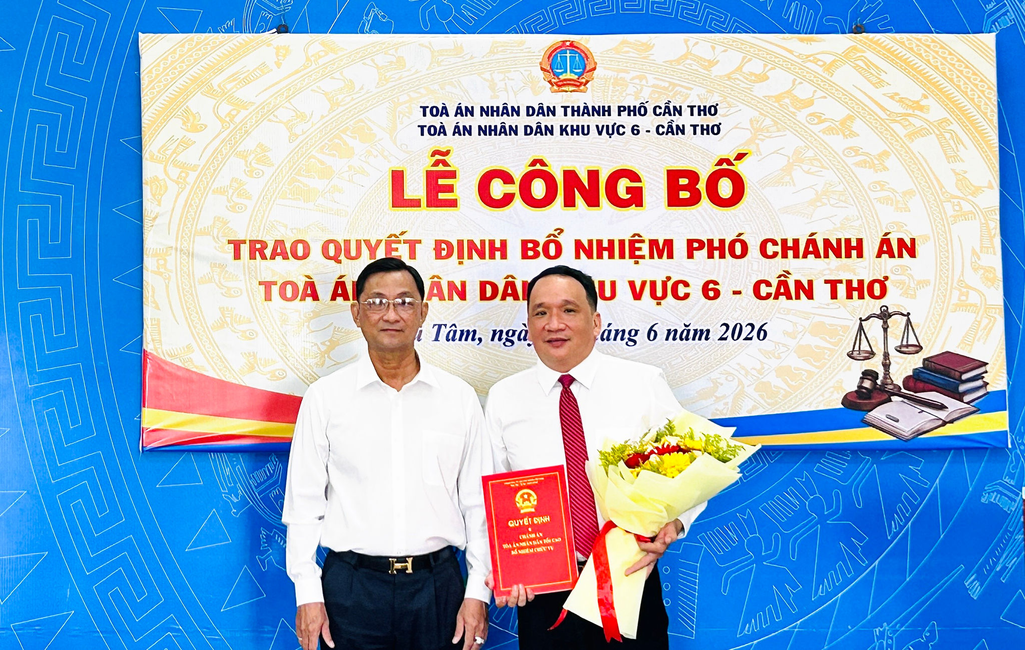 Phó Chánh án TAND TP Cần Thơ trao Quyết định và tặng hoa chúc mừng tân Phó Chánh án TAND khu vực 6 - Cần Thơ.