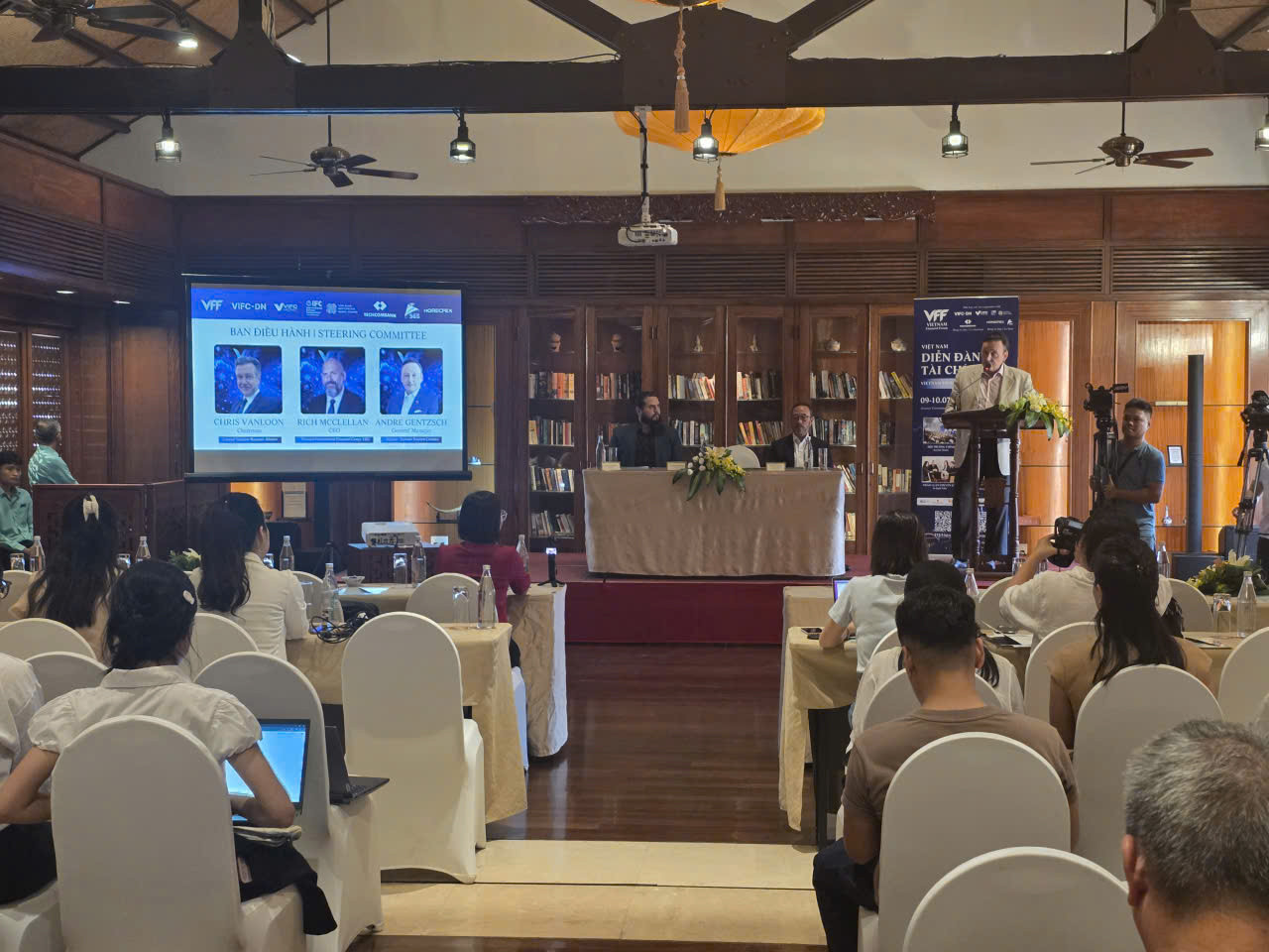 Quang cảnh buổi họp báo công bố Diễn đàn Tài chính Việt Nam 2026 với sự tham dự của đông đảo cơ quan báo chí và đại biểu.