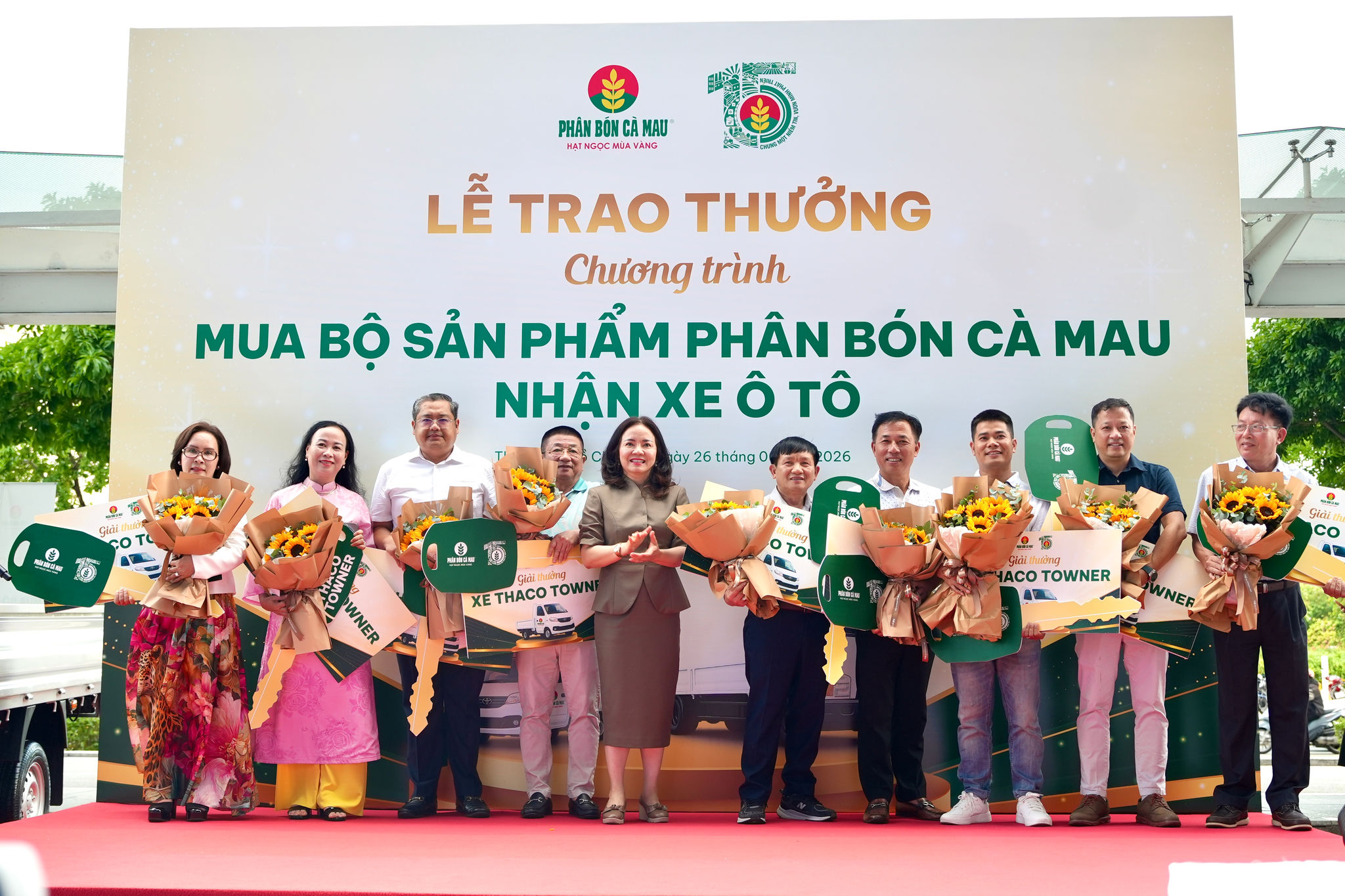 Bà Nguyễn Thị Hiền, Phó TGĐ PVCFC trao tượng trưng xe tải Thaco Towner 1 tấn cho các đại lý