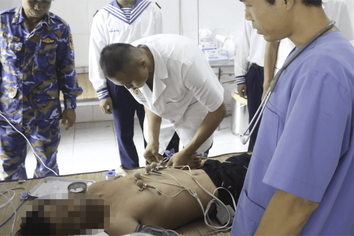 ban-sao-can_bo_chien_si_quan_y_dao_song_tu_tay_kiem_tra_dien_tim_cua_ngu_dan-edit_copy_20260630171543(1).png