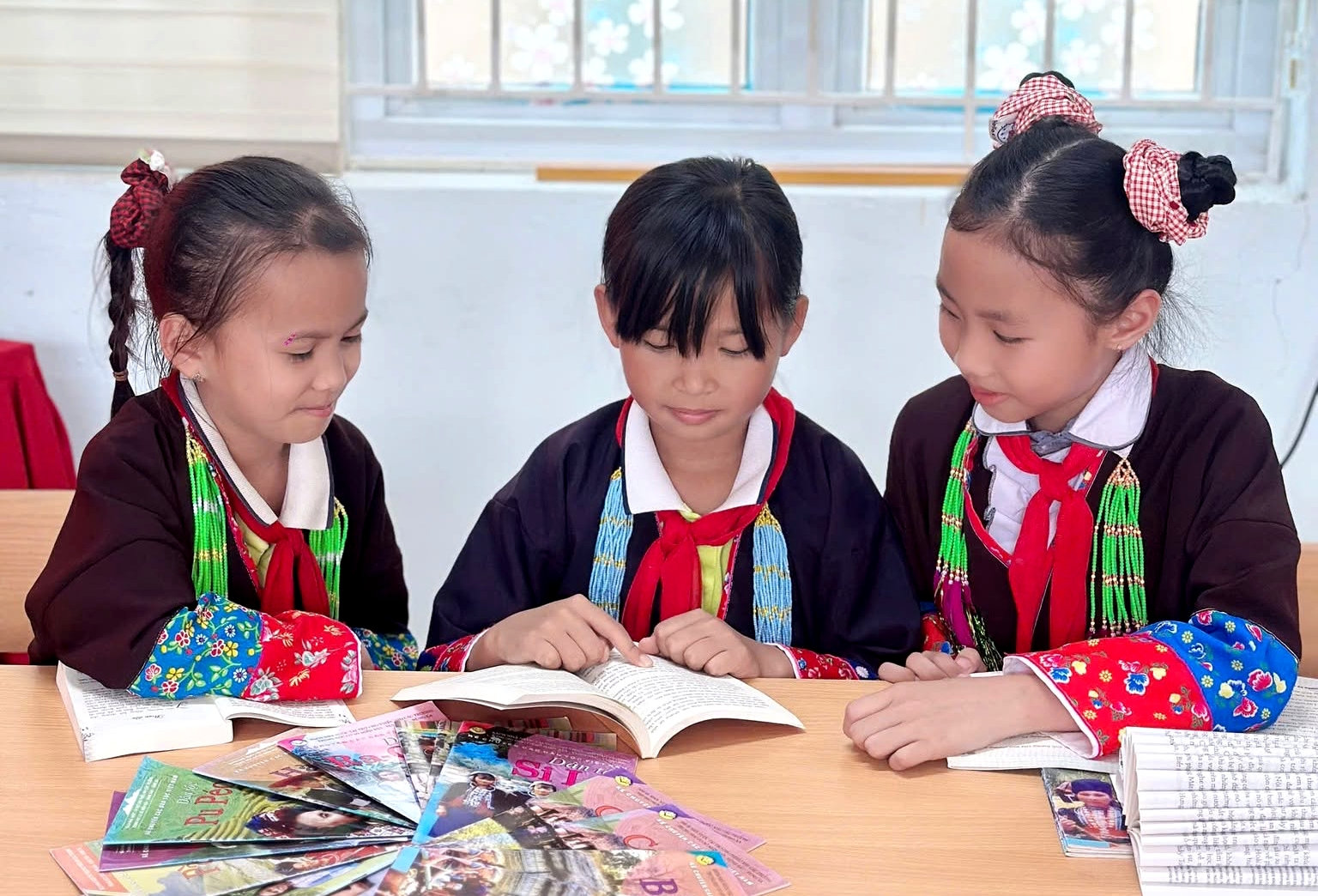 học sinh vùng biên mậu
