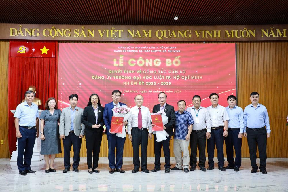 lanh-dao-thanh-pho-chup-hinh-cung-dang-uy(1).jpg