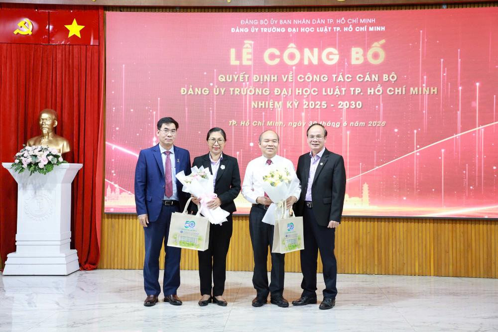 lanh-dao-truong-tang-hoa-cam-on-cac-dai-bieu(1).jpg