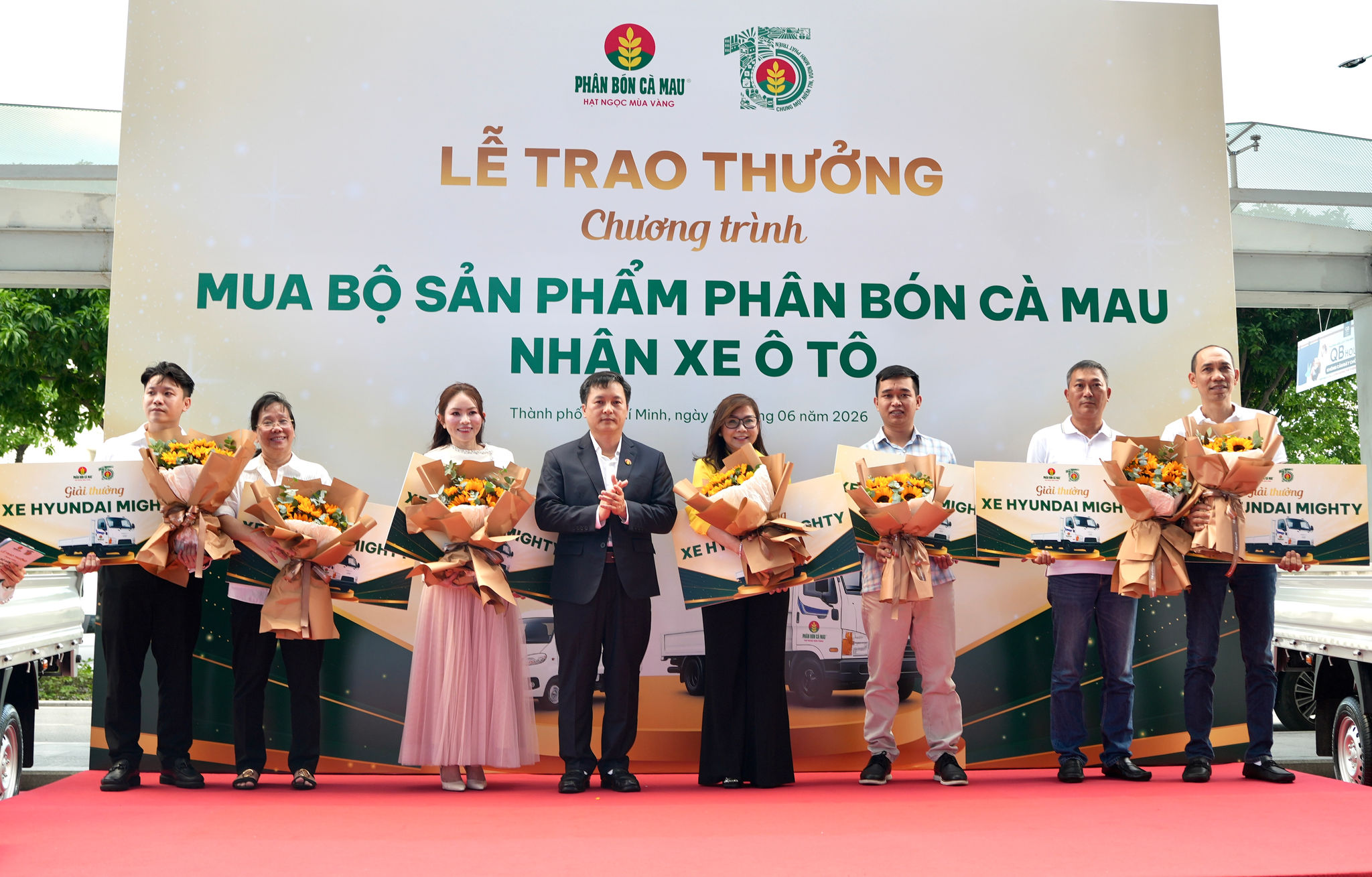 Ông Nguyễn Thanh Tùng, TGĐ PVCFC trao giải xe tải Hyundai 3,5 tấn cho các đại lý