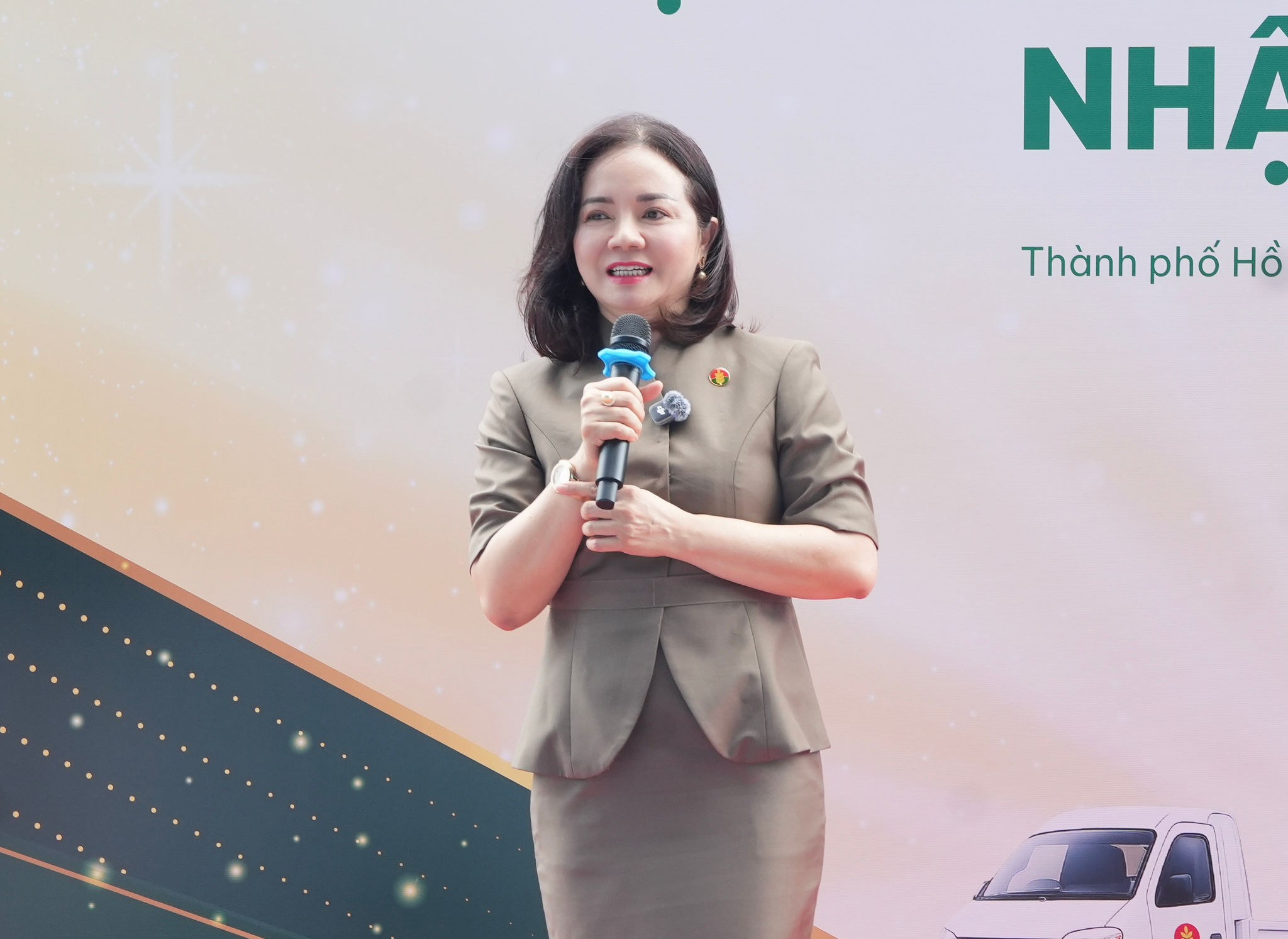 Phó Tổng Giám Đốc PVCFC - bà Nguyễn Thị Hiền phát biểu tại lễ trao thưởng nhà phân phối.