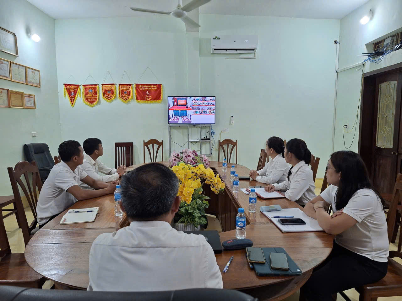 Hội nghị được tổ chức trực tiếp tại trụ sở TAND tỉnh Nghệ An, đồng thời kết nối trực tuyến tới 12 điểm cầu TAND khu vực trong toàn tỉnh.