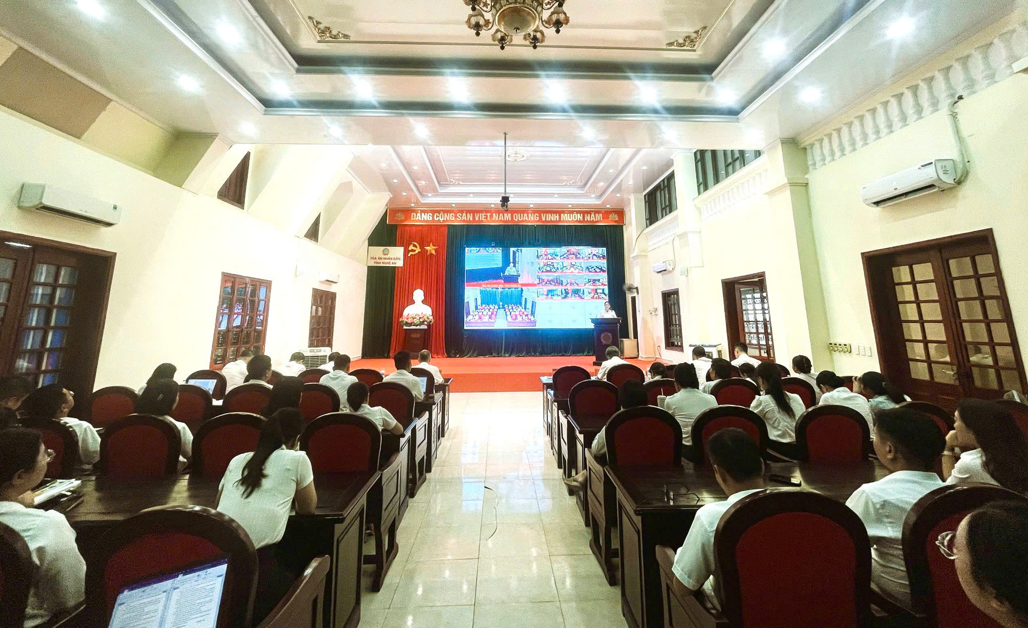 Quang cảnh hội nghị