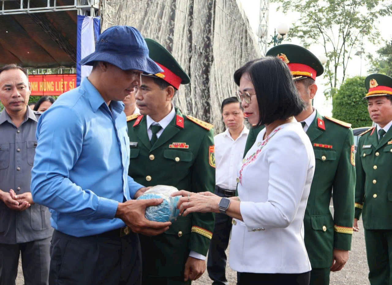 Phó Chủ tịch UBND thành phố, Trưởng ban Chỉ đạo 515 thành phố Đồng Nai Nguyễn Thị Hoàng trực tiếp đón các hài cốt liệt sĩ hồi hương về Tổ quốc.