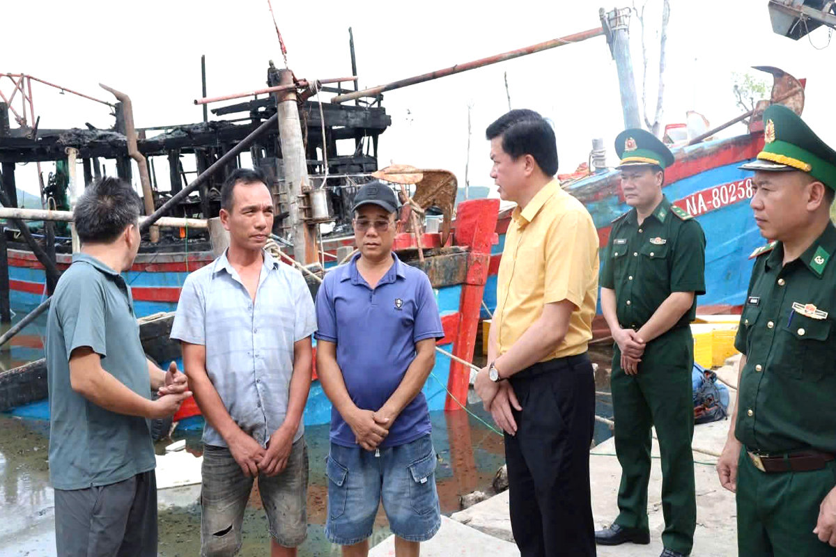 Đại diện Ủy ban MTTQ Việt Nam tỉnh Nghệ An trao kinh phí hỗ trợ cho 3 hộ ngư dân có tàu cá bị chá