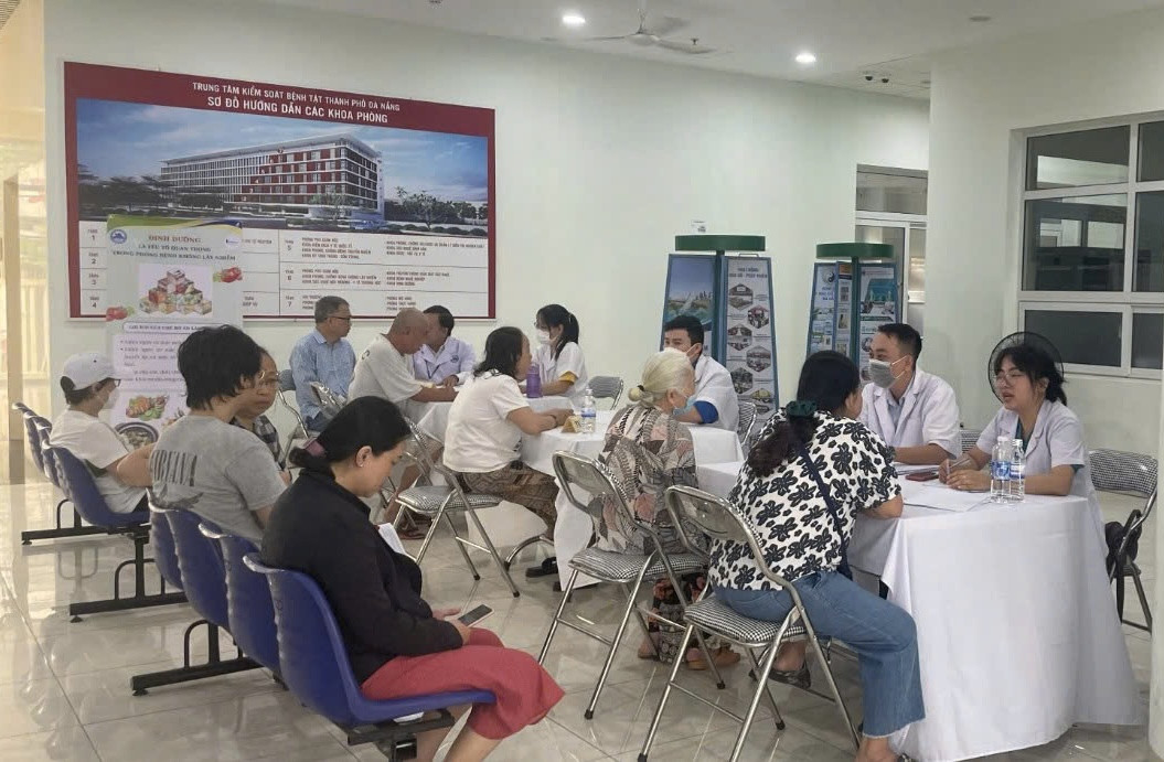 Người dân khám bệnh tại cơ sở y tế. Việc bảo đảm nguồn thuốc, vật tư y tế góp phần duy trì hoạt động khám, chữa bệnh thông suốt tại tuyến y tế cơ sở.