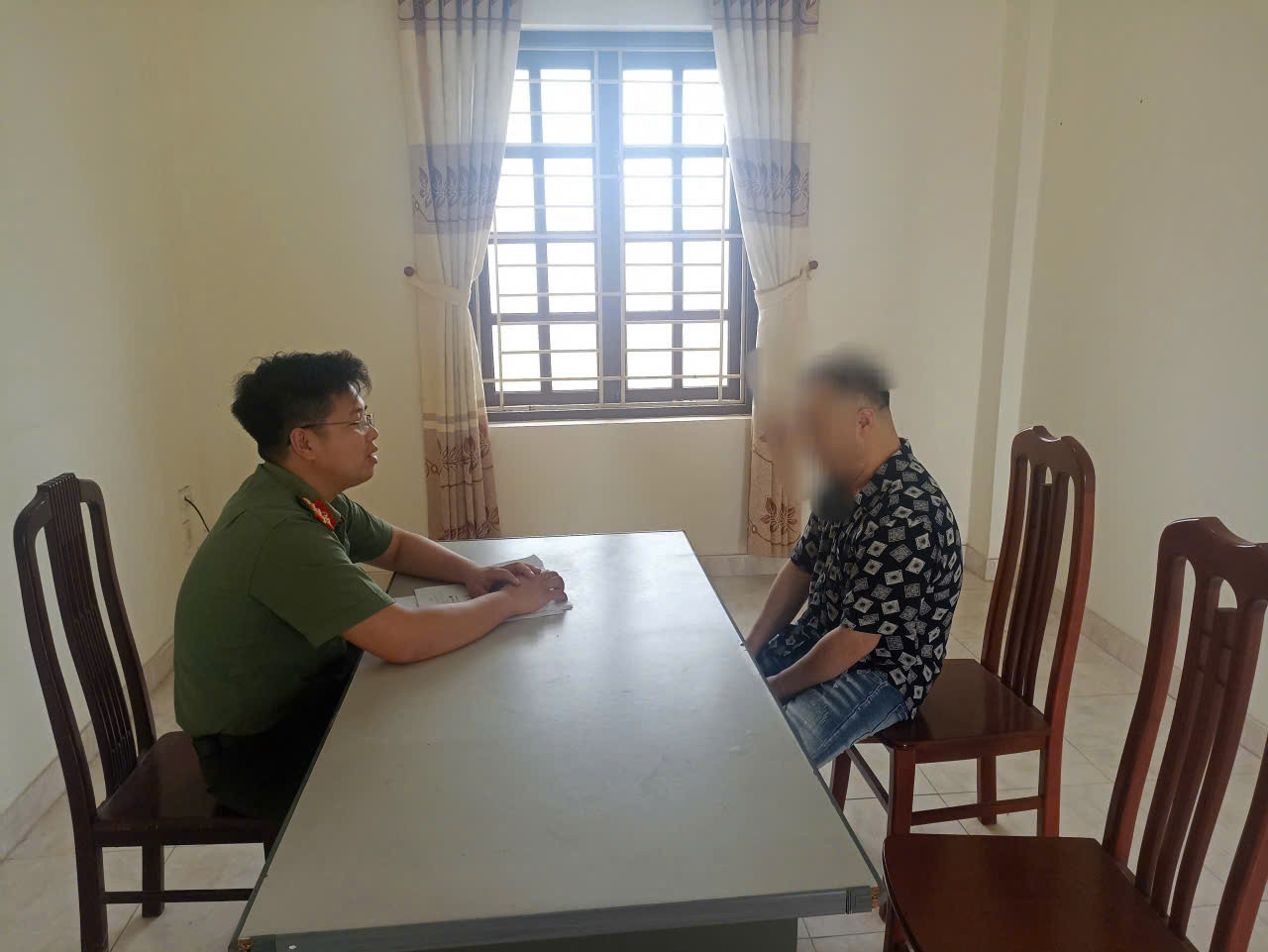 người đàn ông bình luận tiêu cực