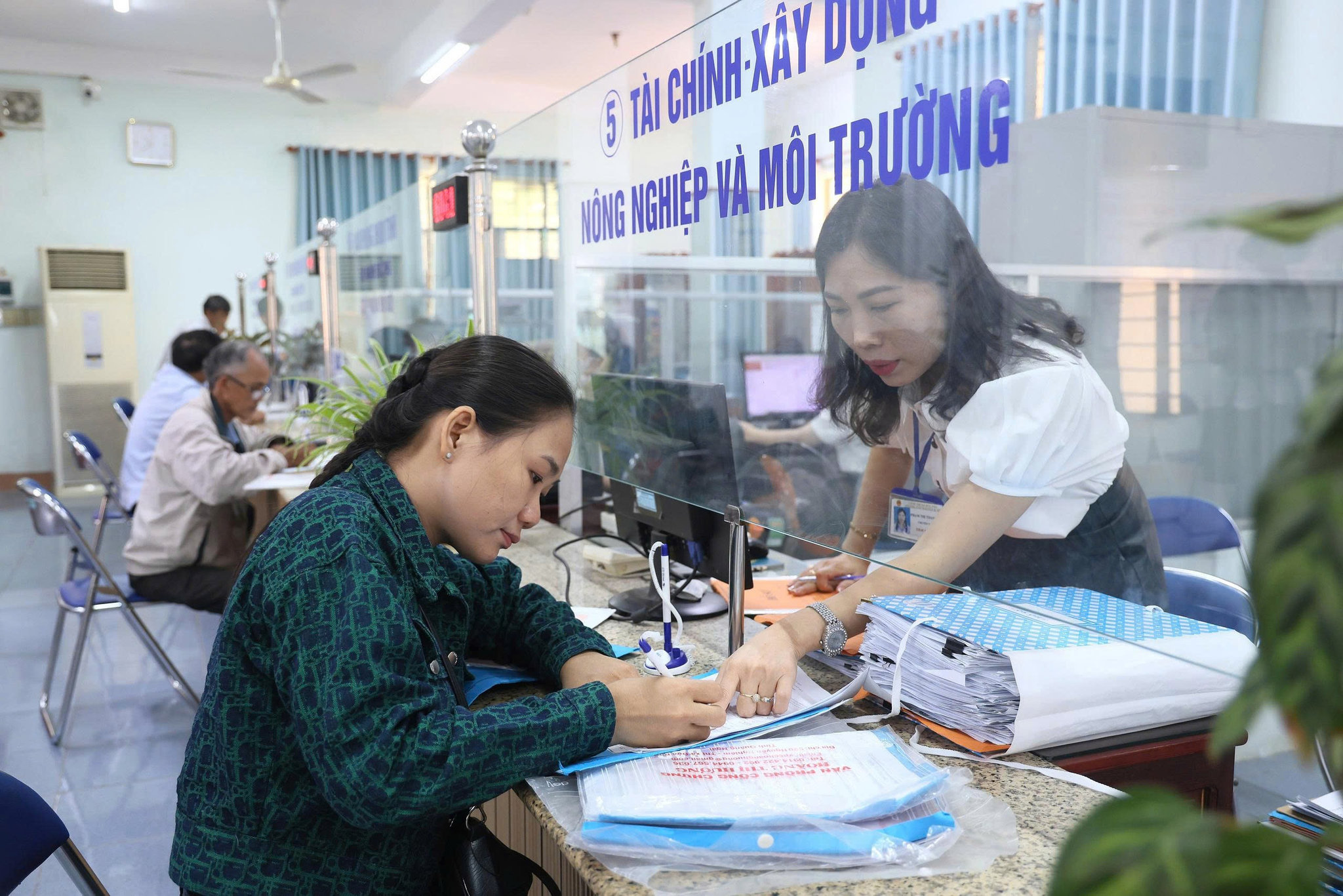 Chính quyền địa phương hai cấp đi vào vận hành rút ngắn nhiều thủ tục hành chính, phục vụ tốt hơn cho người dân.