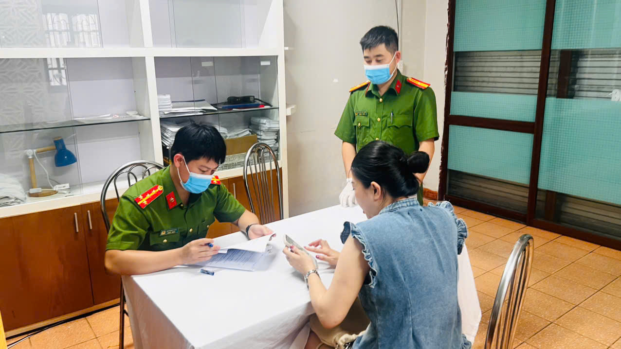 Cán bộ Phòng Kỹ thuật hình sự đạng nghiên cứu hồ sơ bệnh án.