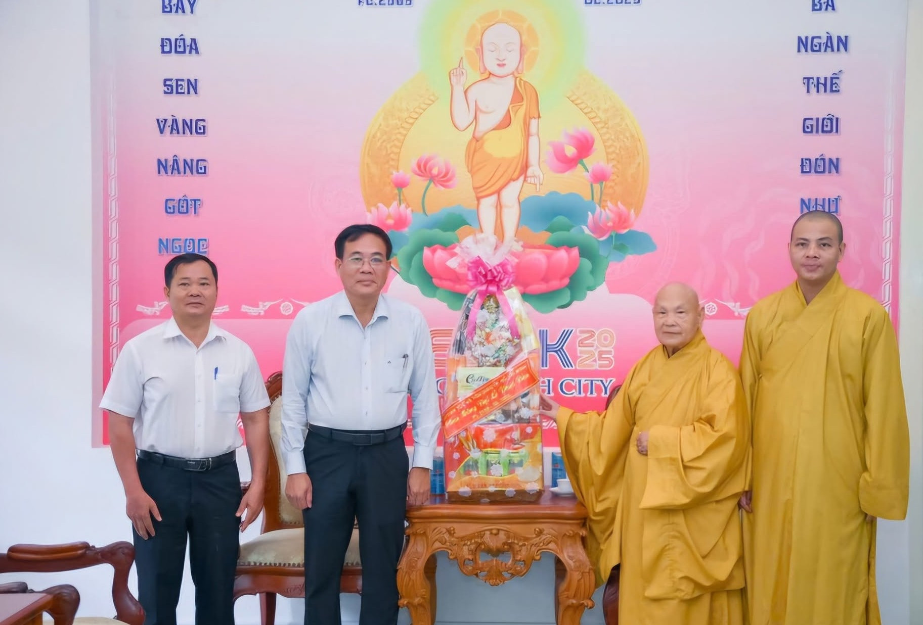 Ông Nguyễn Duy Tân (giữa) - Phó Giám đốc Sở Dân tộc và Tôn giáo TP.HCM trong chuyến thăm và chúc mừng Phật đản đến Trưởng lão Hòa thượng Thích Thiện Nhơn.