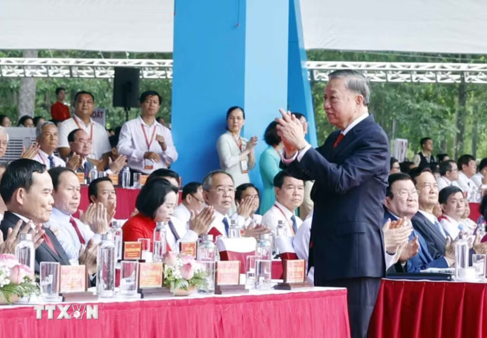 ttxvn-le-ky-niem-50-nam-thanh-pho-sai-gon-gia-dinh-mang-ten-chu-tich-ho-chi-minh11.jpg
