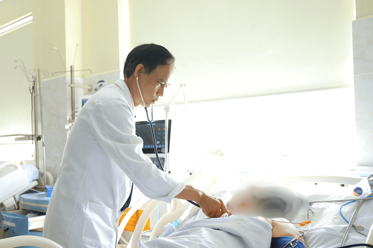 BÁC SĨ THĂM KHÁM BỆNH NHÂN