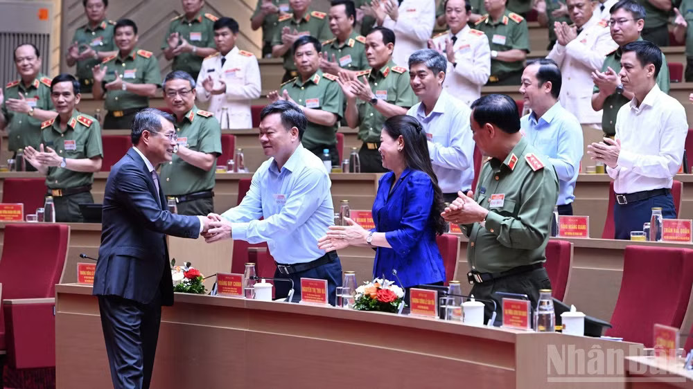 Thủ tướng Chính phủ Lê Minh Hưng với các đại biểu tham dự Hội nghị. (Ảnh: TRẦN HẢI)
