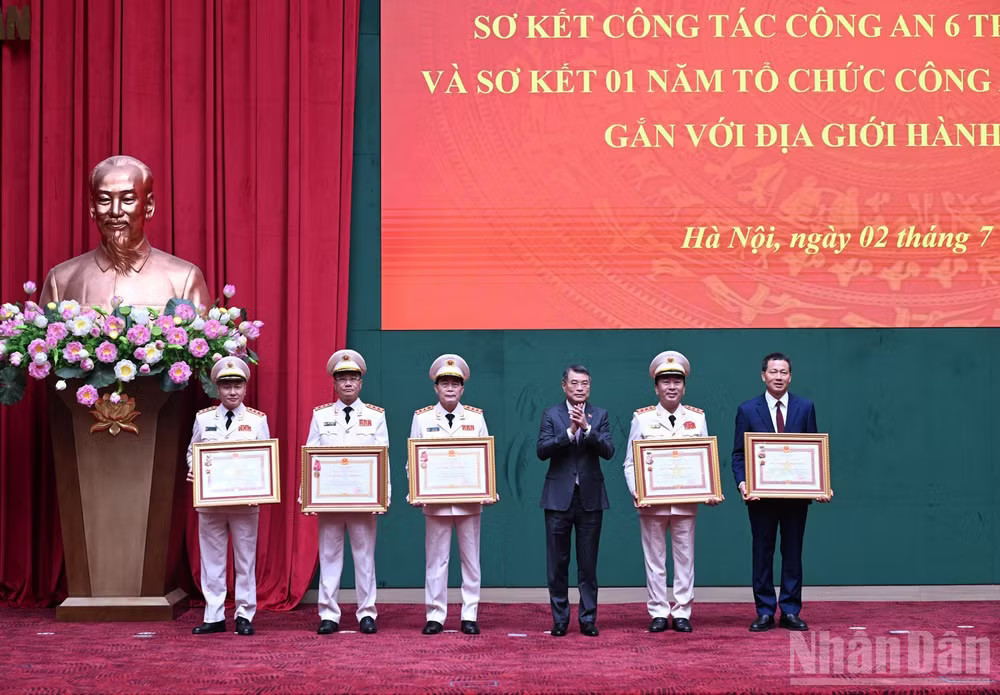 Thủ tướng Lê Minh Hưng trao Huân chương Quân công hạng Nhất và Huân chương Lao động hạng Ba tặng các cá nhân có thành tích xuất sắc. (Ảnh: TRẦN HẢI)