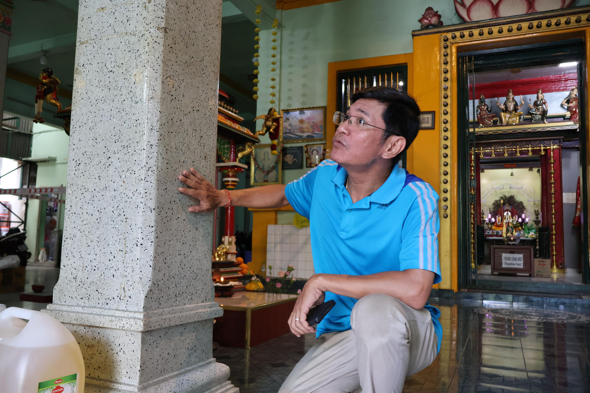 Cột đá nguyên khối vững chắc tại đền.