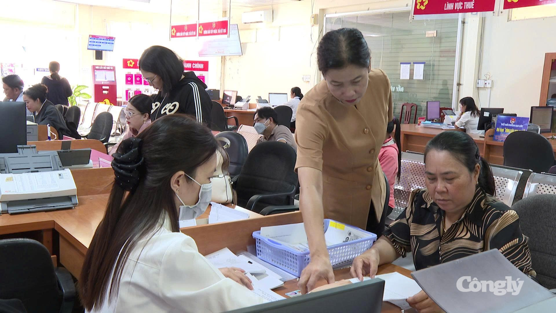 Lãnh đạo phường Bạc Liêu hướng dẫn người dân làm thủ tục tại