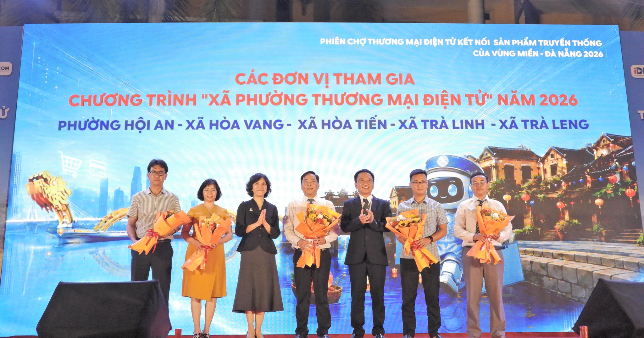 Ban Tổ chức tặng hoa chúc mừng đại diện các địa phương và đơn vị đồng hành tại lễ khai mạc.