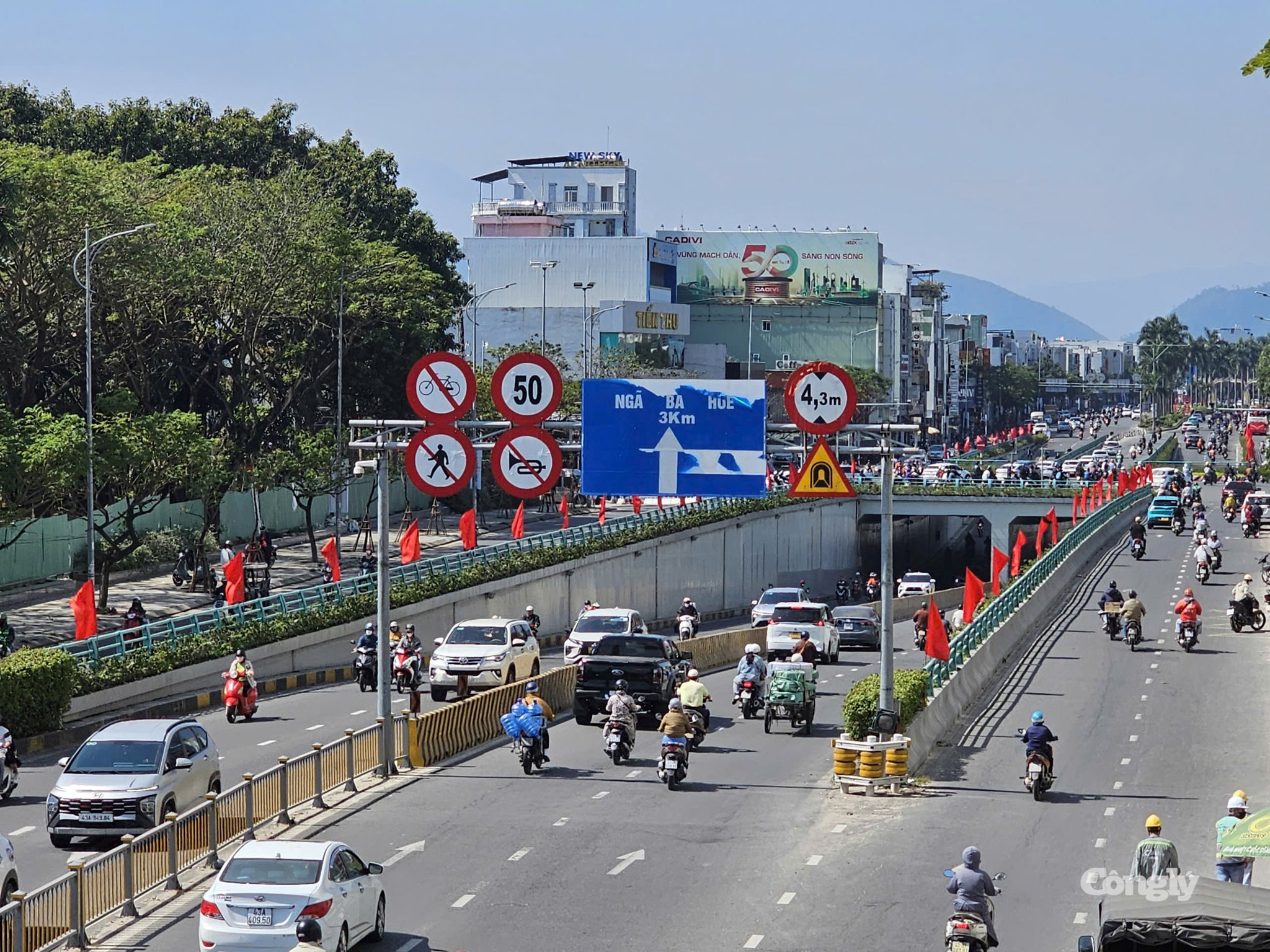 Giữ khoảng cách an toàn với phương tiện phía trước là một trong những kỹ năng quan trọng giúp người điều khiển phương tiện chủ động xử lý tình huống, hạn chế nguy cơ va chạm và tai nạn giao thông.