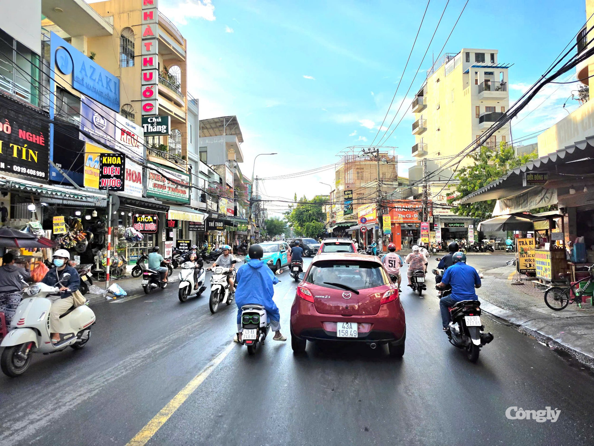 Người dân lưu thông trên tuyến đường trung tâm TP. Đà Nẵng. Việc giữ khoảng cách an toàn với phương tiện phía trước giúp người điều khiển xe chủ động xử lý khi xảy ra tình huống bất ngờ.