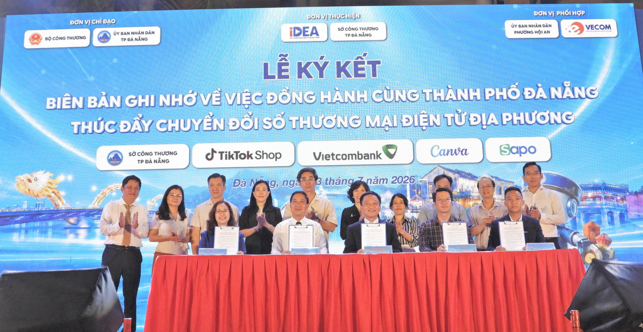 Nghi thức ký kết biên bản ghi nhớ hợp tác tại chương trình.