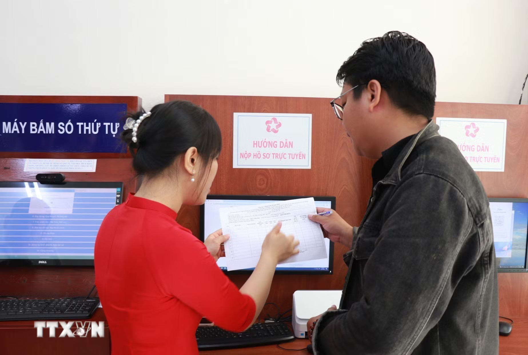ttxvn-phansau-khanh-hoa-chinh-thuc-van-hanh-chinh-quyen-dia-phuong-2-cap-8125066.jpg