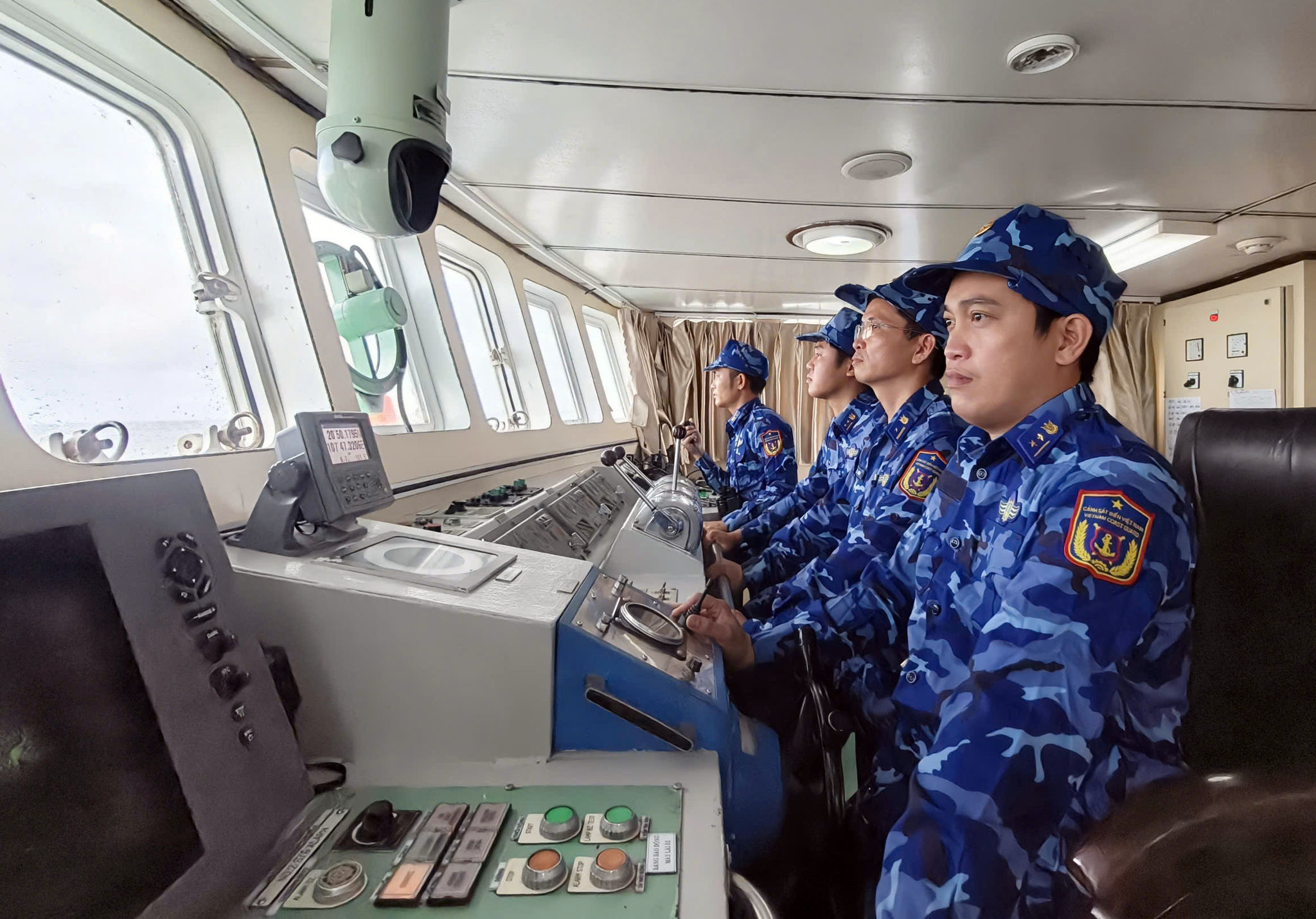 Cán bộ, chiến sĩ tàu KN 322 đang khắc phục sóng gió to để tìm kiếm các thuyền viên mất tích