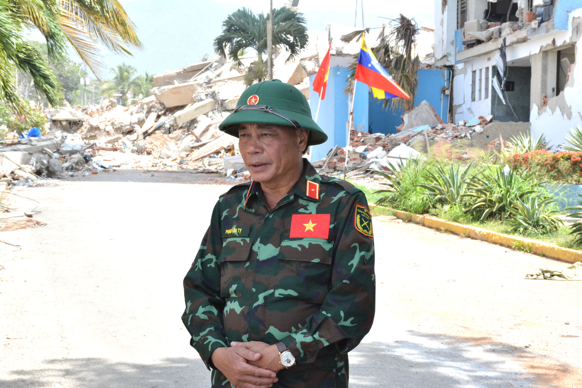 Thiếu tướng Phạm Văn Tỵ trả lời phỏng vấn báo chí quân đội ngay tại hiện trường
