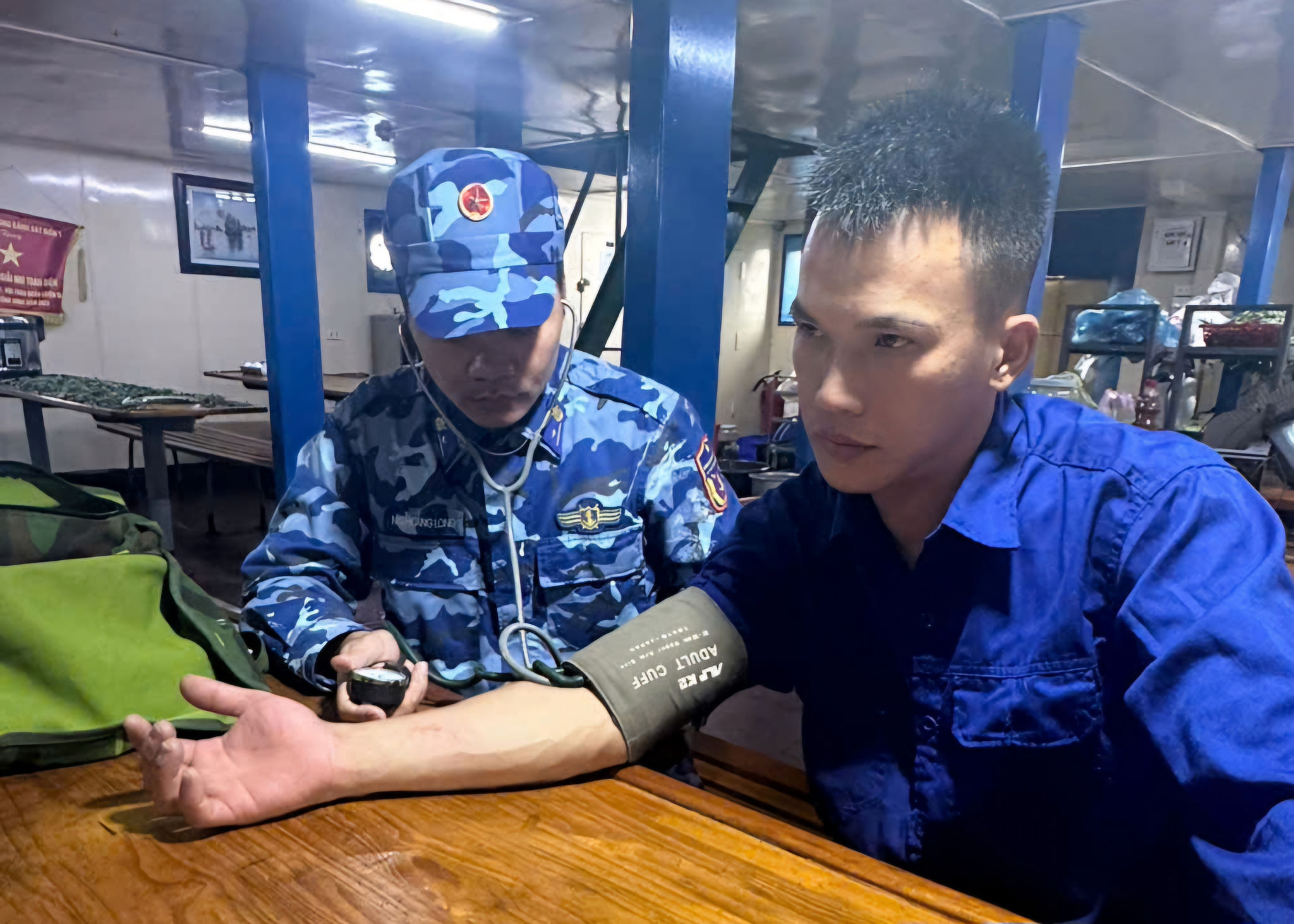 Quân y tàu CSB 6002 kiểm tra sức khoẻ nạn nhân Lê Thế Dũng