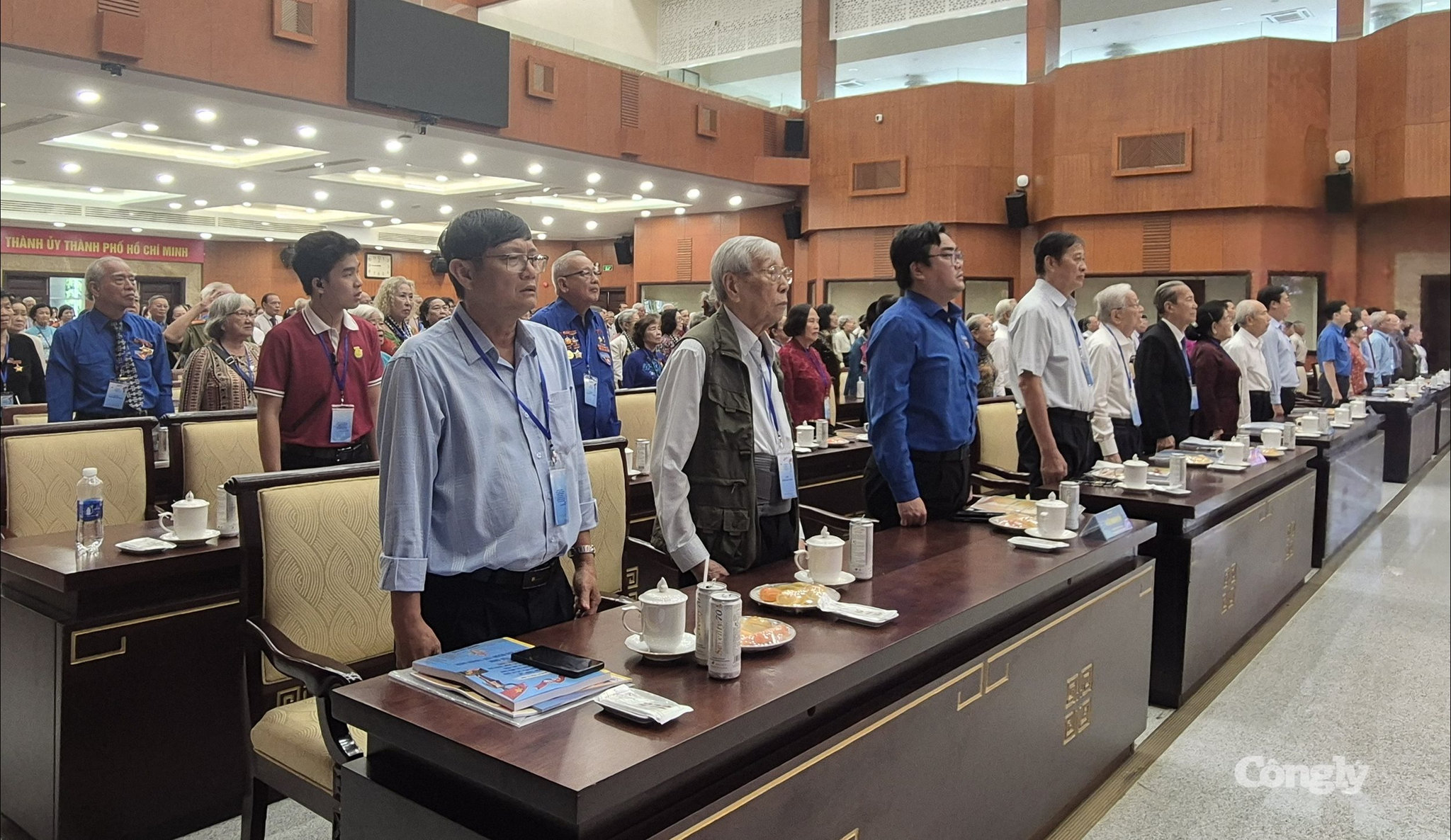 Chào cờ trước buổi tọa đàm.