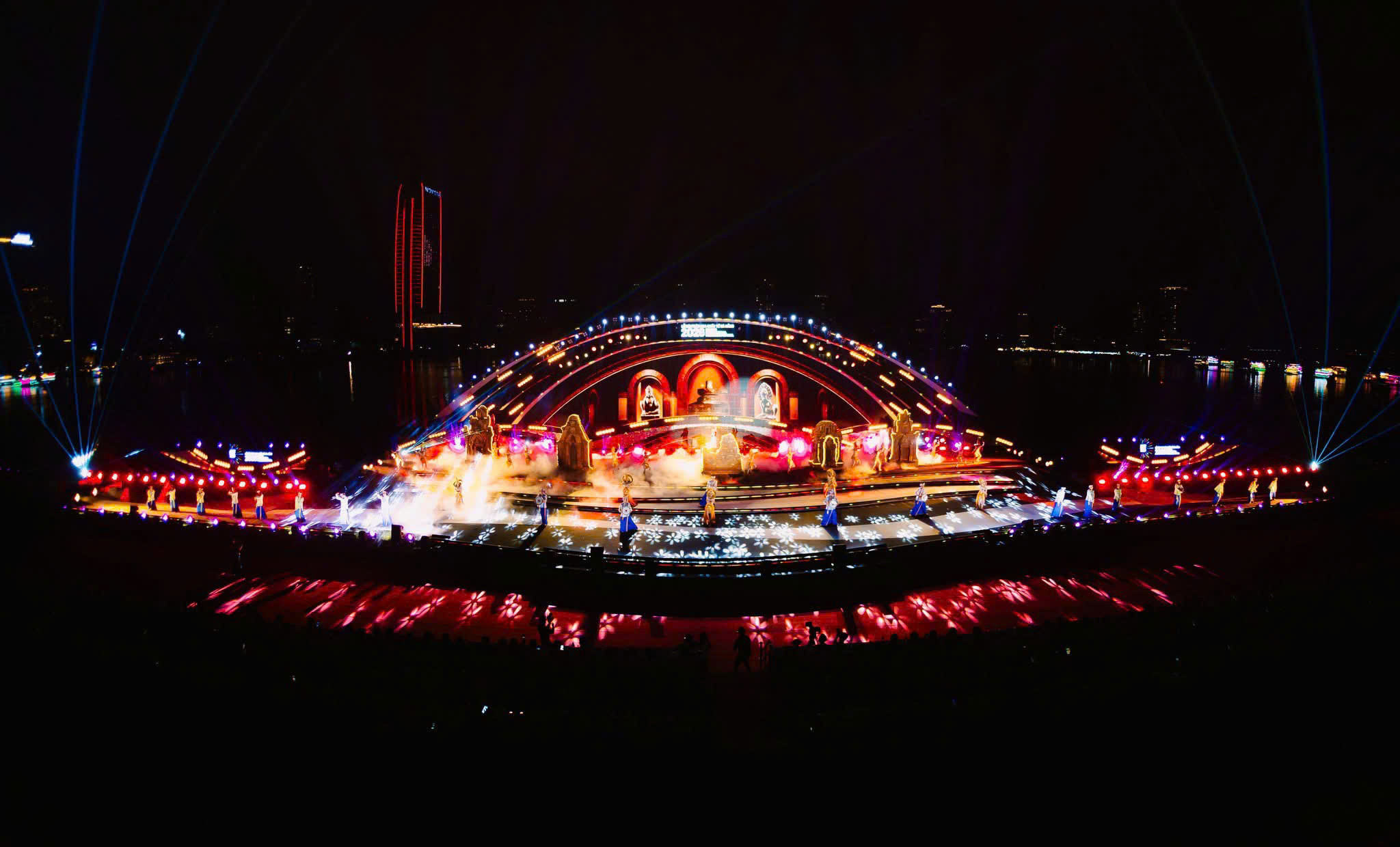 Vũ nữ Apsara bên sông Hàn - đêm 2
