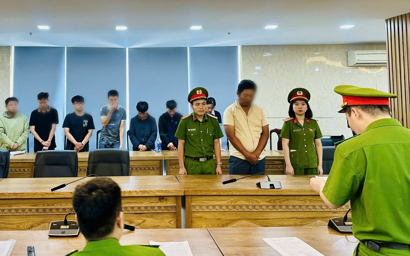 Cơ quan điều tra công bố quyết định khởi tố các bị can liên quan chuyên án rửa tiền.