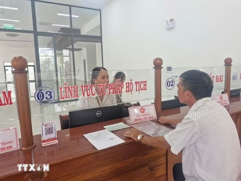 Người dân đến nộp hồ sơ trong ngày vận hành thử nghiệm chính quyền hai cấp cấp xã, phường tại phường Pleiku, Gia Lai. (Ảnh: Hồng Điệp/TTXVN)