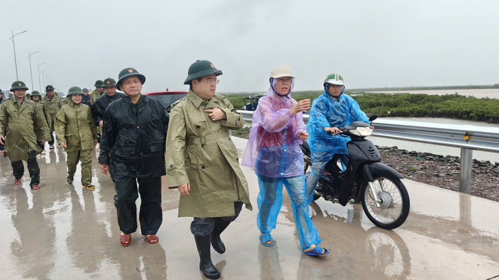 Đồng chí Quản Minh Cường hỏi thăm