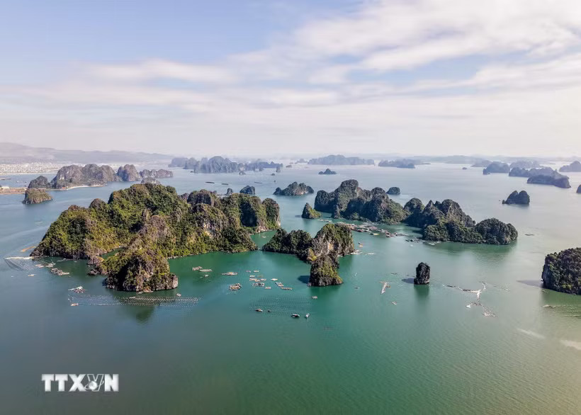 Vịnh Hạ Long nhìn từ trên cao. (Ảnh: Hoàng Hiếu/TTXVN)
