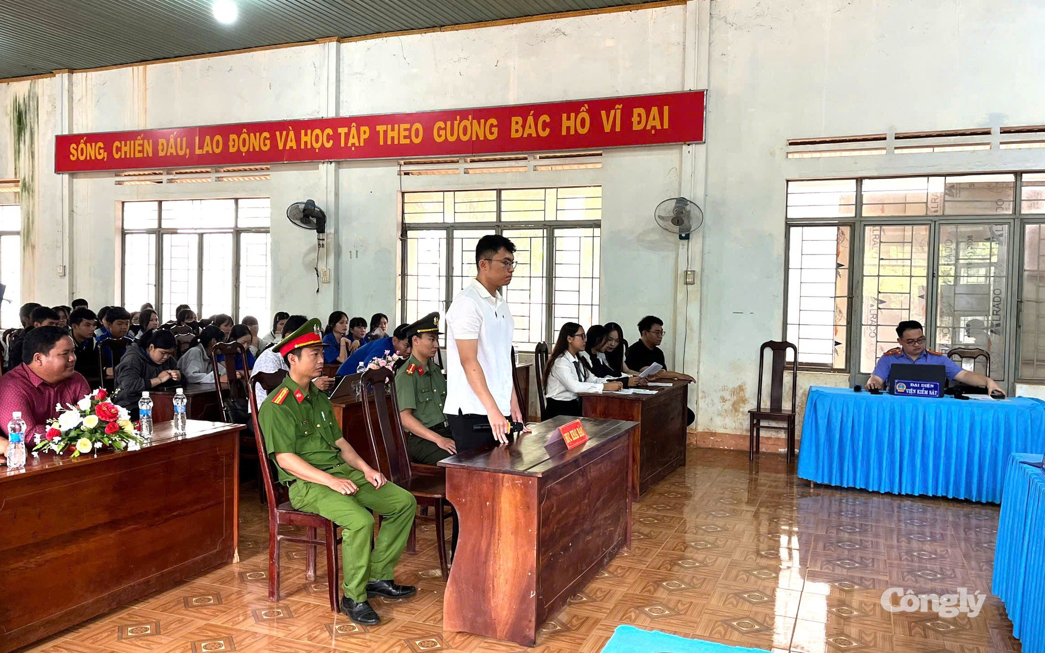 Phiên tòa giả định