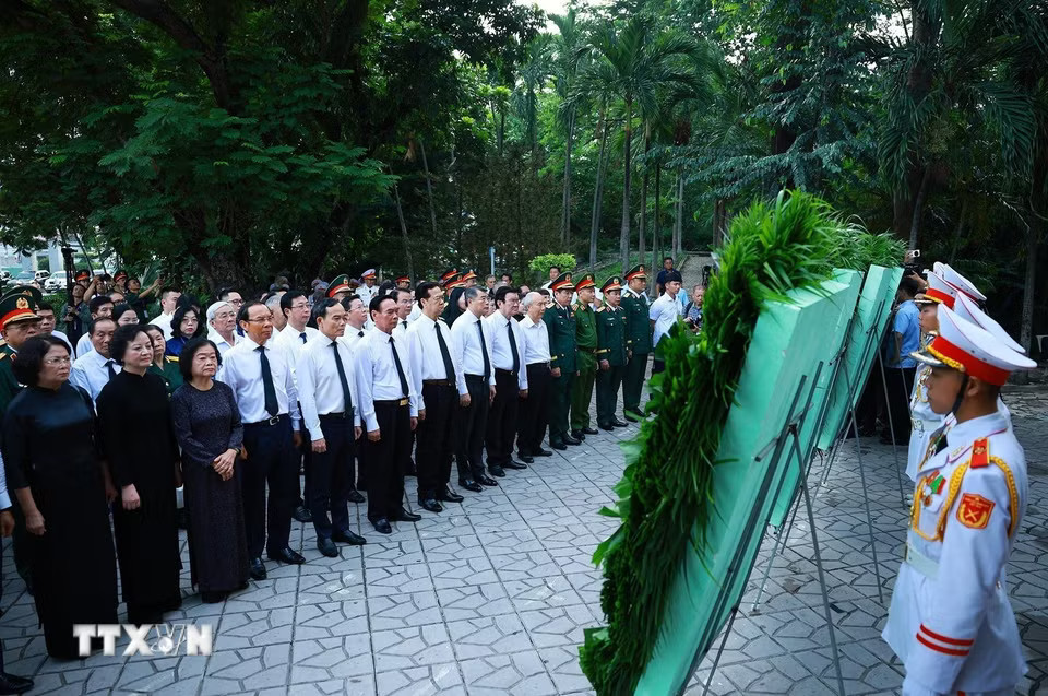 Thủ tướng Chính phủ Lê Minh Hưng dâng hoa, dâng hương tại Tượng đài Cố Tổng Bí thư Trần Phú và Bia tưởng niệm các Anh hùng liệt sỹ tại Công viên Lê Thị Riêng. (Ảnh: Dương Giang/TTXVN) ​